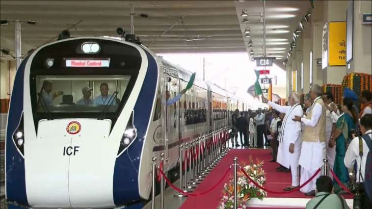 Нарендра Моди запустил скоростной поезд “Ванде Бхарат Экспресс”